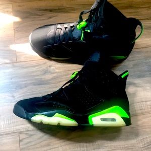 I’m selling Jordan six retro Electric Green. It’s preowned A size 9